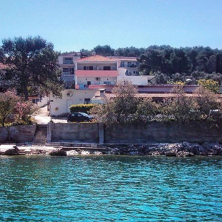 Apartments By The Sea Arbanija, Ciovo - 1085 トロギール エクステリア 写真