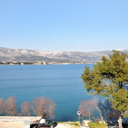 Apartments By The Sea Arbanija, Ciovo - 1085 トロギール エクステリア 写真