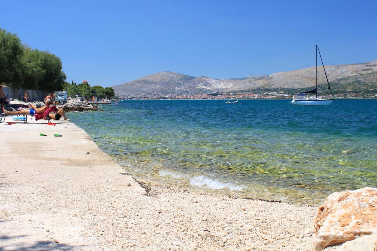 Apartments By The Sea Arbanija, Ciovo - 1085 トロギール エクステリア 写真