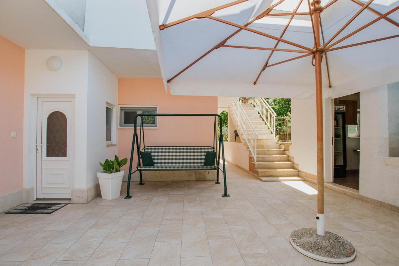 Apartments By The Sea Arbanija, Ciovo - 1085 トロギール エクステリア 写真