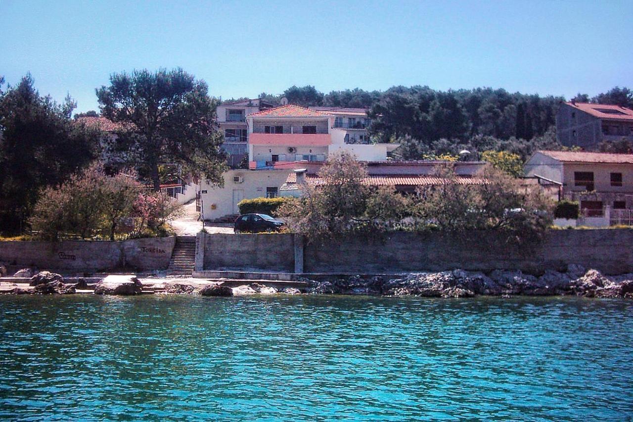 Apartments By The Sea Arbanija, Ciovo - 1085 トロギール エクステリア 写真