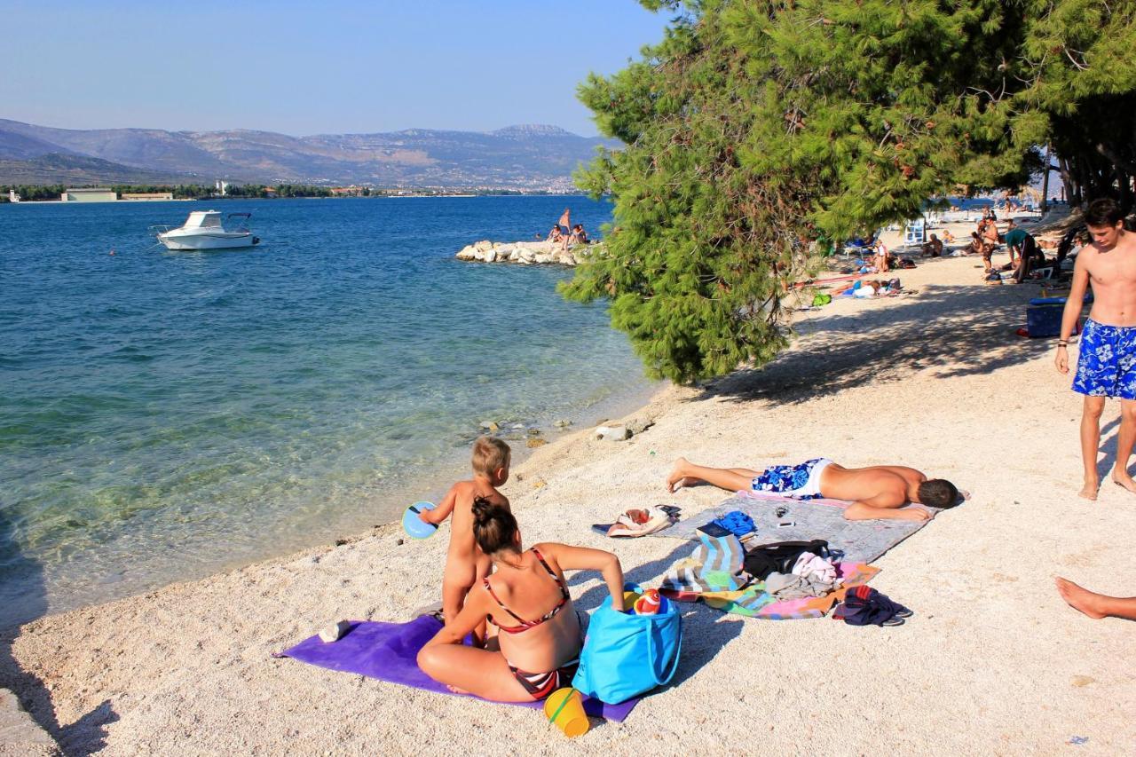 Apartments By The Sea Arbanija, Ciovo - 1085 トロギール エクステリア 写真