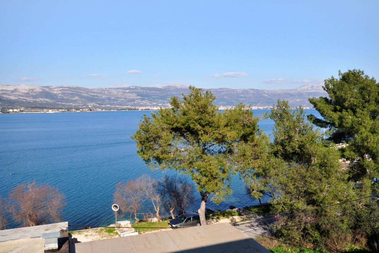 Apartments By The Sea Arbanija, Ciovo - 1085 トロギール エクステリア 写真