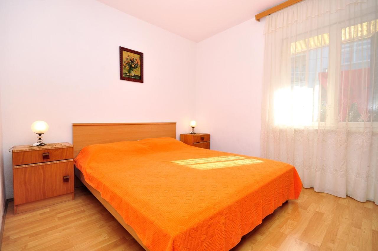 Apartments By The Sea Arbanija, Ciovo - 1085 トロギール エクステリア 写真