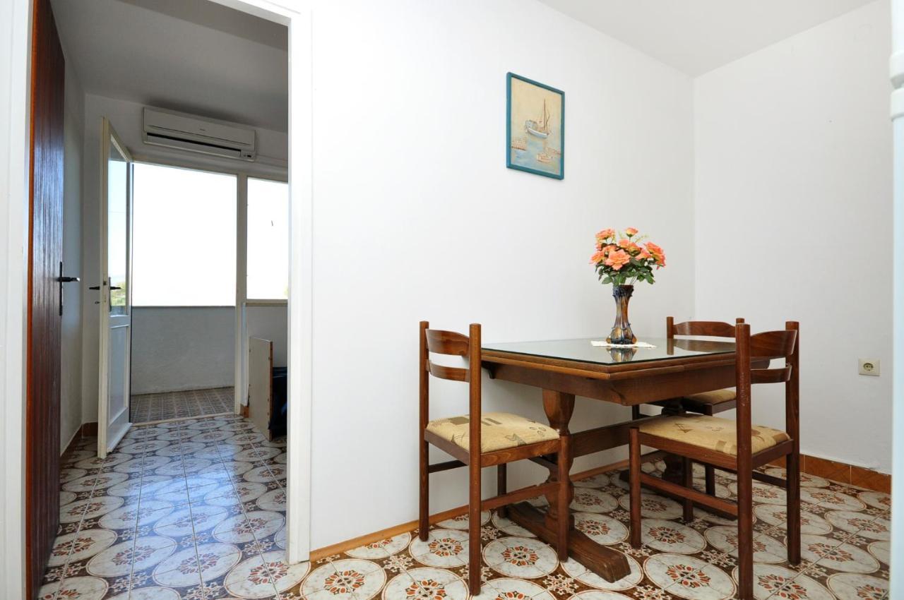 Apartments By The Sea Arbanija, Ciovo - 1085 トロギール エクステリア 写真