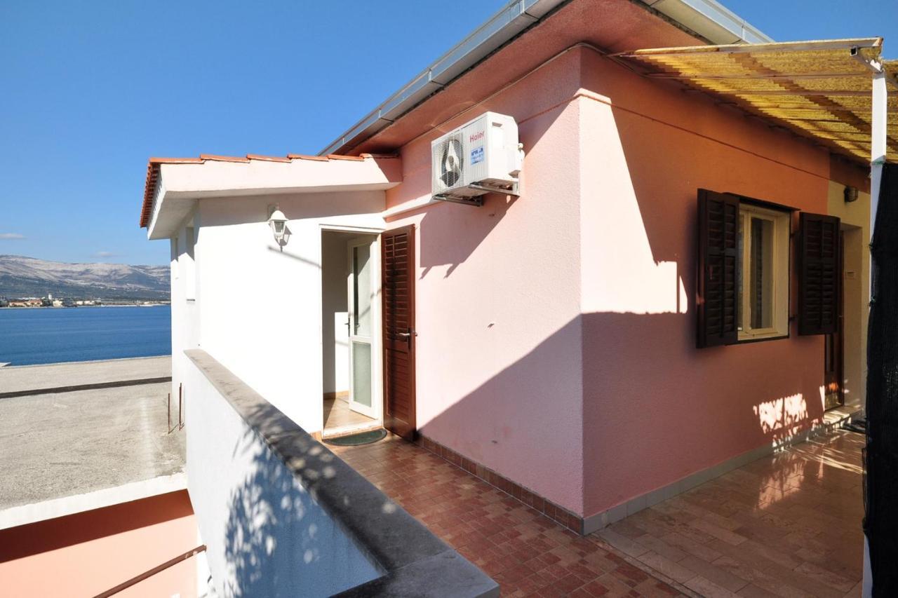Apartments By The Sea Arbanija, Ciovo - 1085 トロギール エクステリア 写真