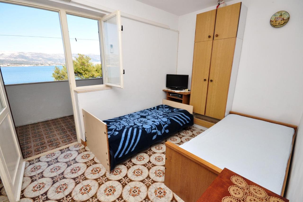 Apartments By The Sea Arbanija, Ciovo - 1085 トロギール エクステリア 写真