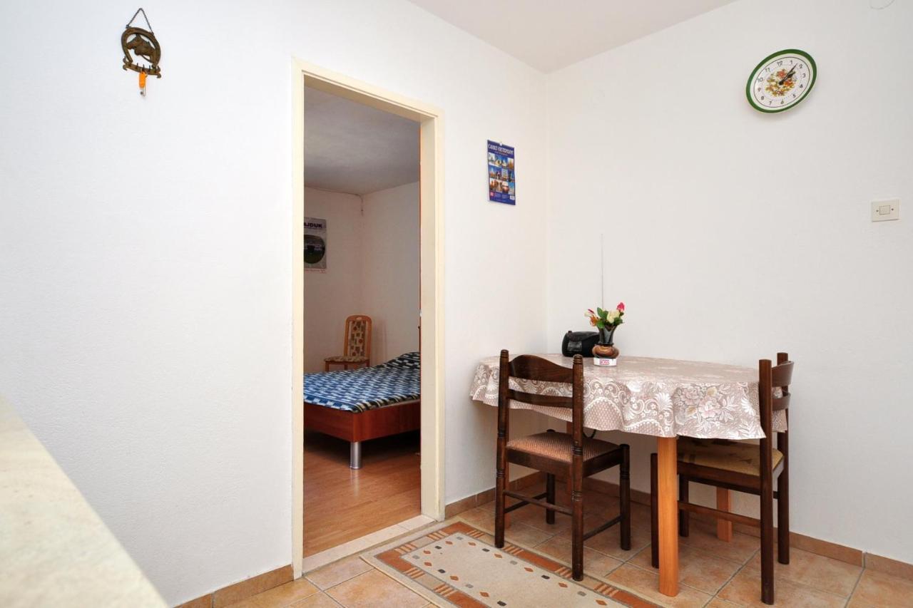 Apartments By The Sea Arbanija, Ciovo - 1085 トロギール エクステリア 写真