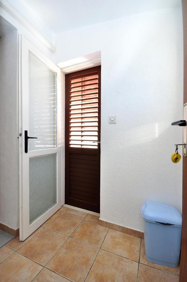 Apartments By The Sea Arbanija, Ciovo - 1085 トロギール エクステリア 写真