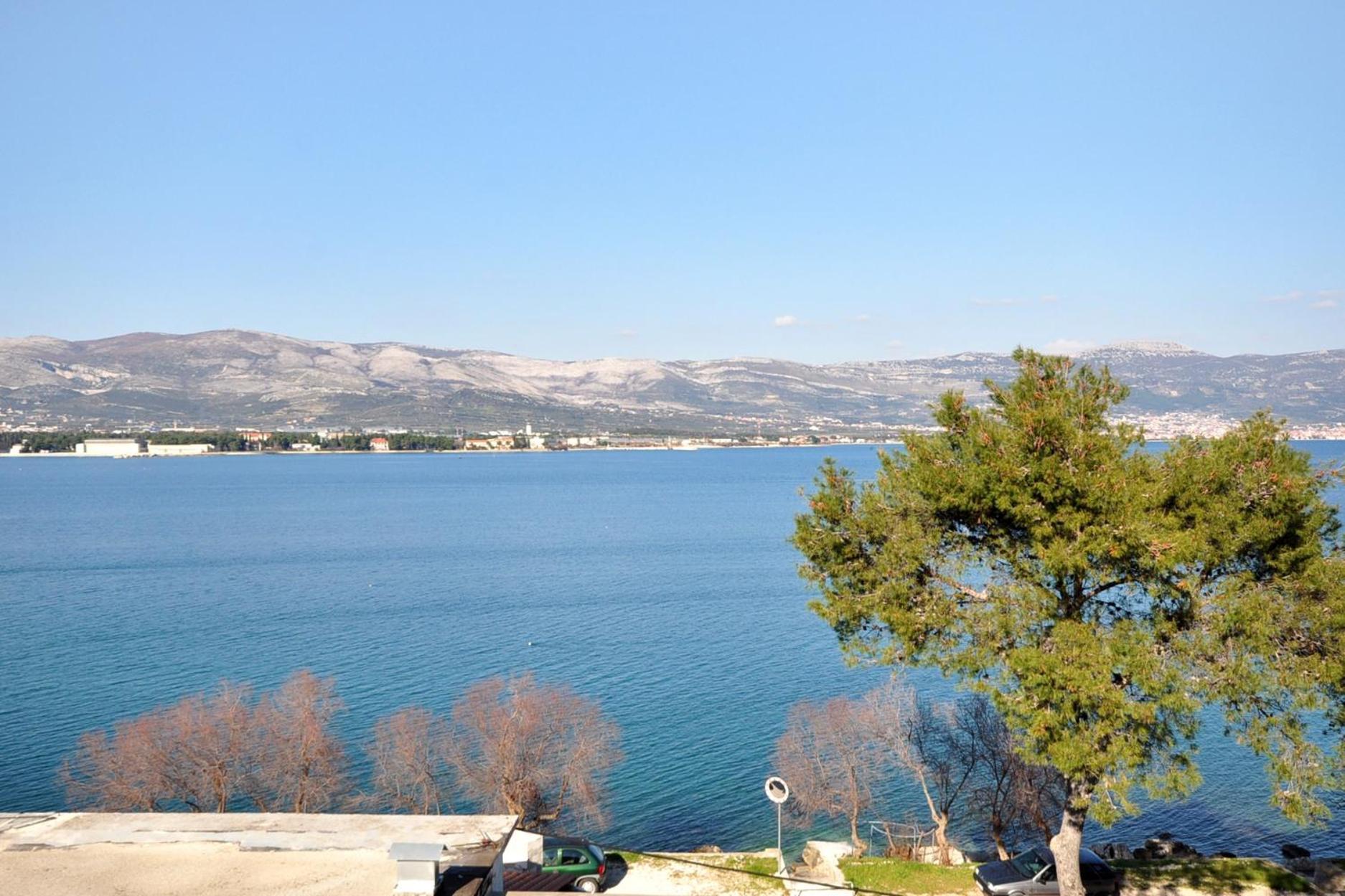 Apartments By The Sea Arbanija, Ciovo - 1085 トロギール エクステリア 写真
