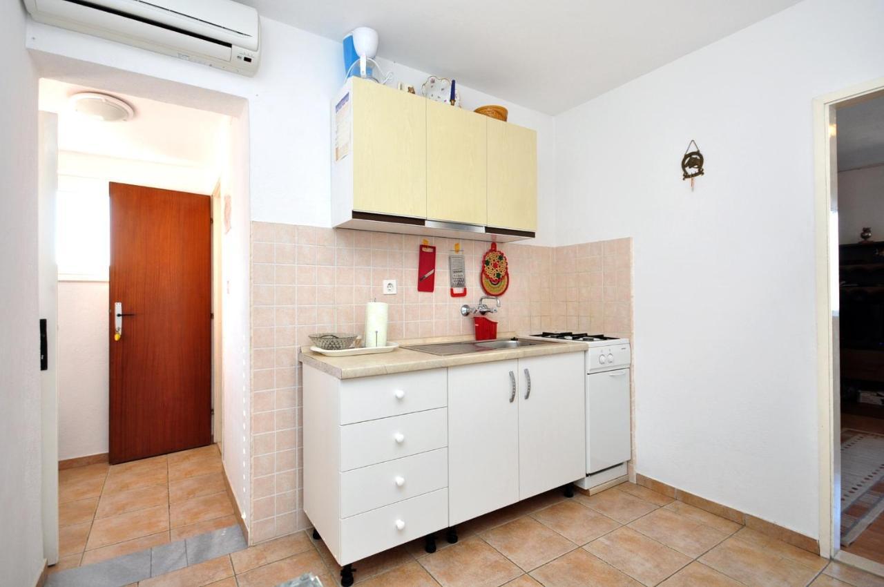 Apartments By The Sea Arbanija, Ciovo - 1085 トロギール エクステリア 写真