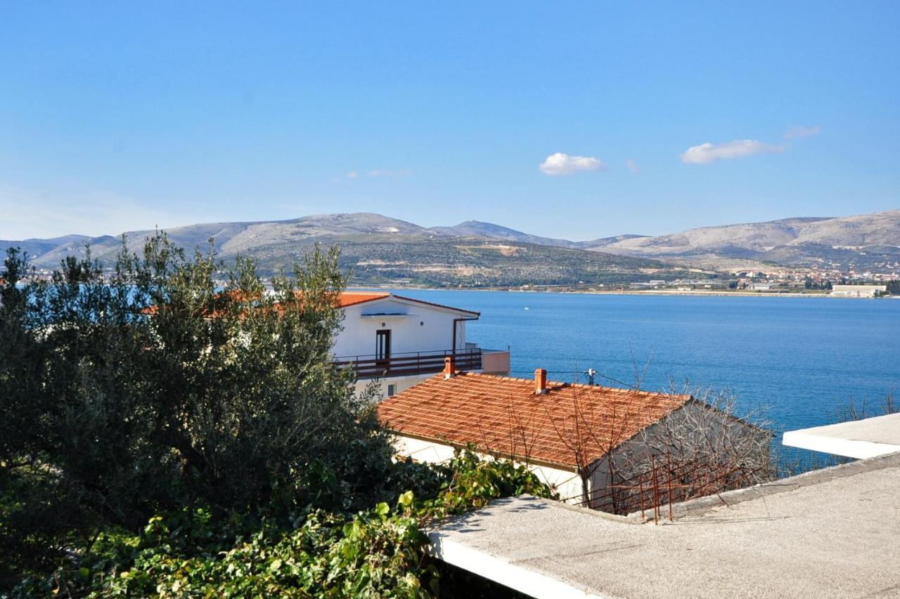 Apartments By The Sea Arbanija, Ciovo - 1085 トロギール エクステリア 写真