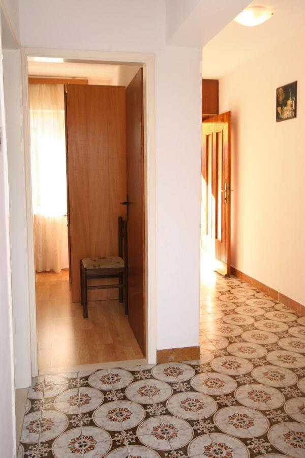 Apartments By The Sea Arbanija, Ciovo - 1085 トロギール エクステリア 写真