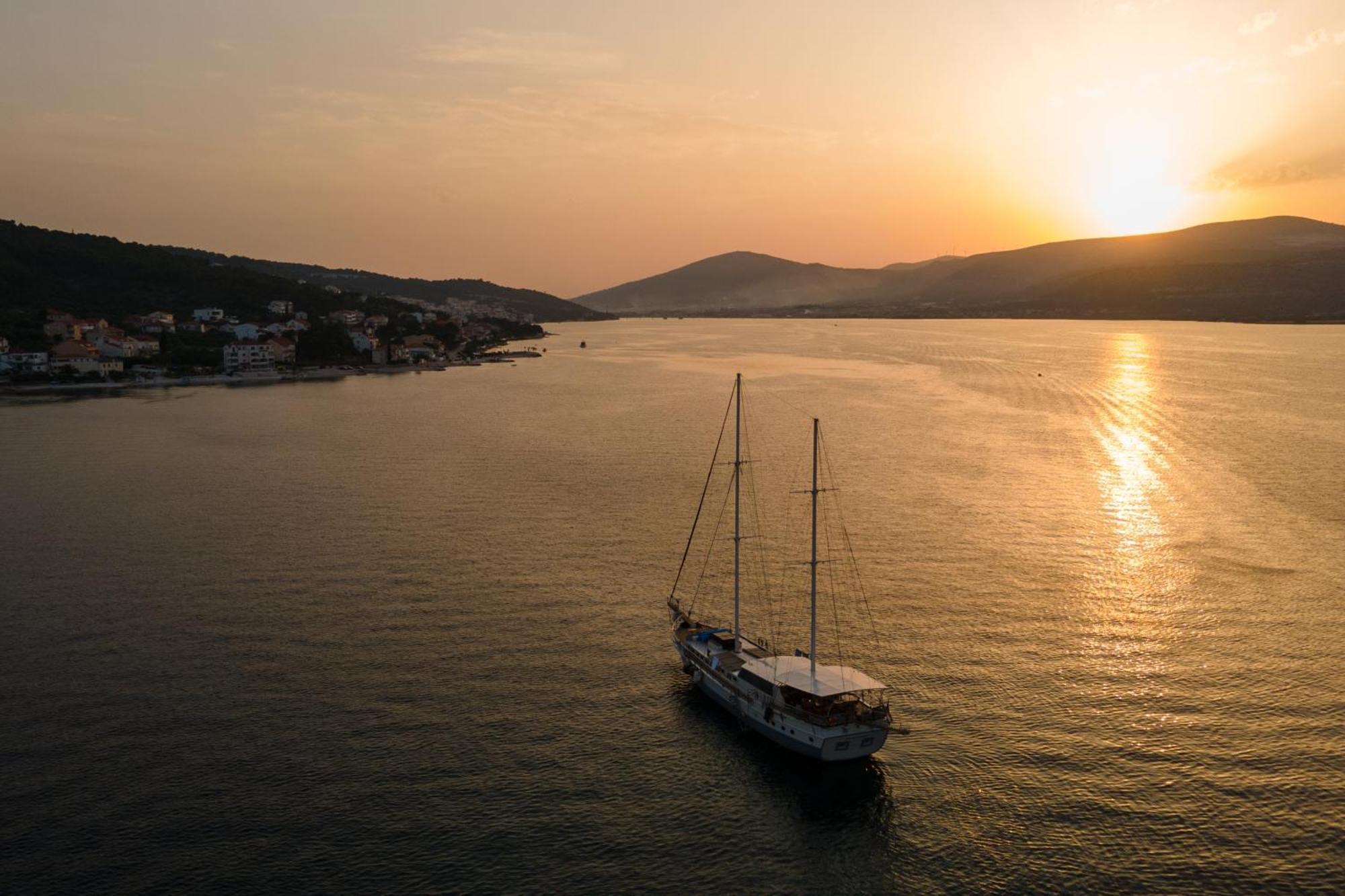 Apartments By The Sea Arbanija, Ciovo - 1085 トロギール エクステリア 写真