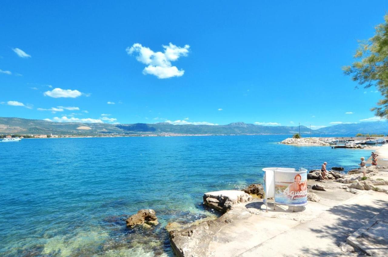 Apartments By The Sea Arbanija, Ciovo - 1085 トロギール エクステリア 写真